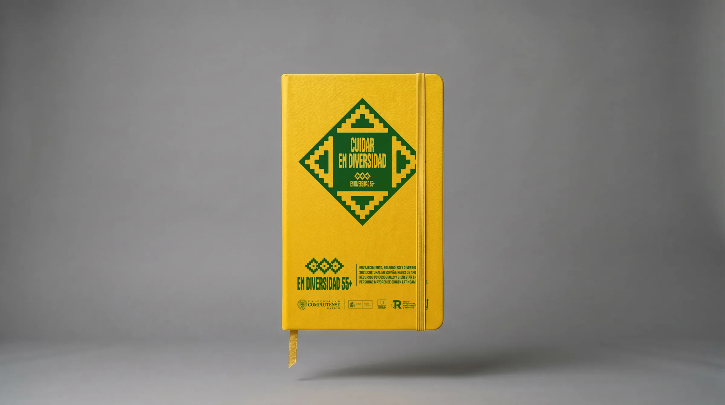 Libreta amarilla con el rombo de Cuidar en diversidad y los logotipos del proyecto