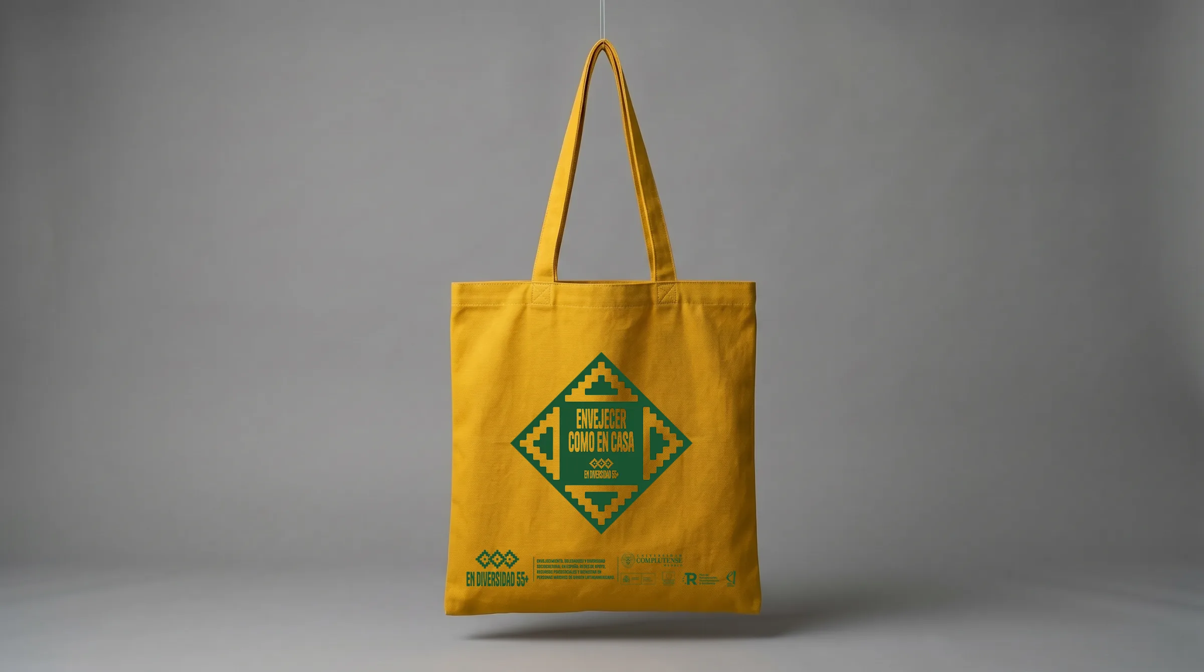 Bolsa de tela amarilla con el rombo de Envejecer como en casa y los logotipos del proyecto