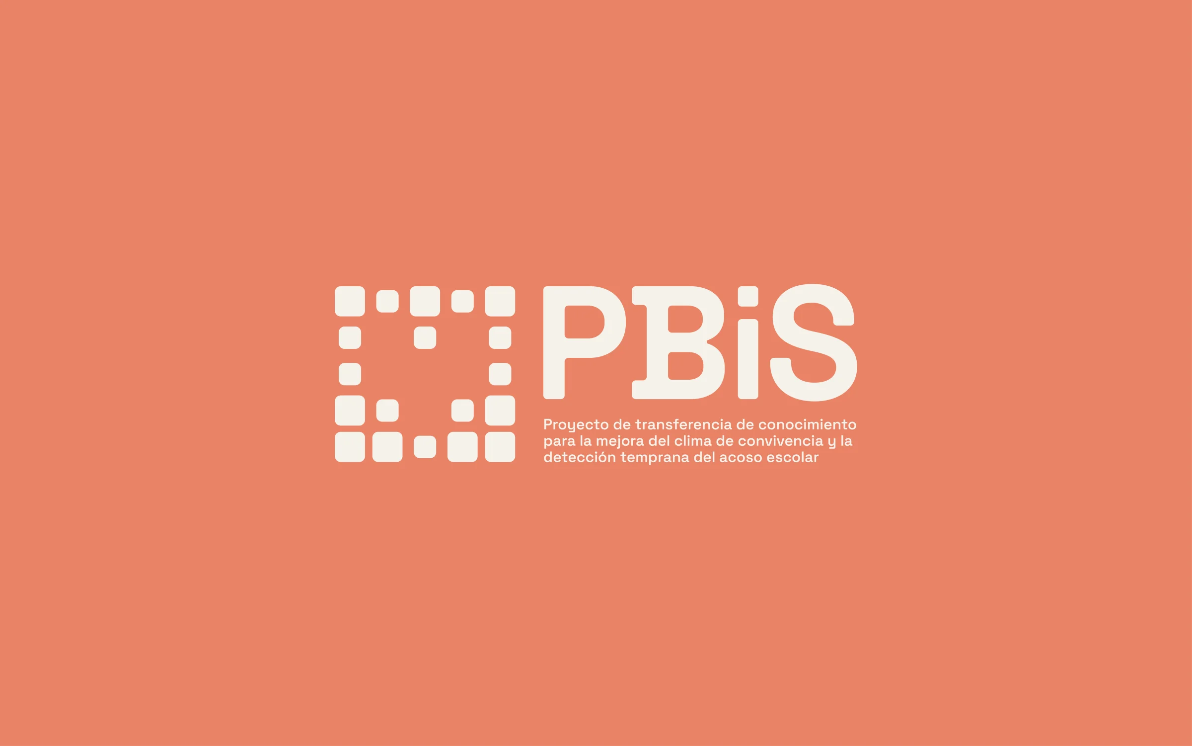 Logotipo horizontal de PBiS en crema sobre coral, con el nombre completo del proyecto