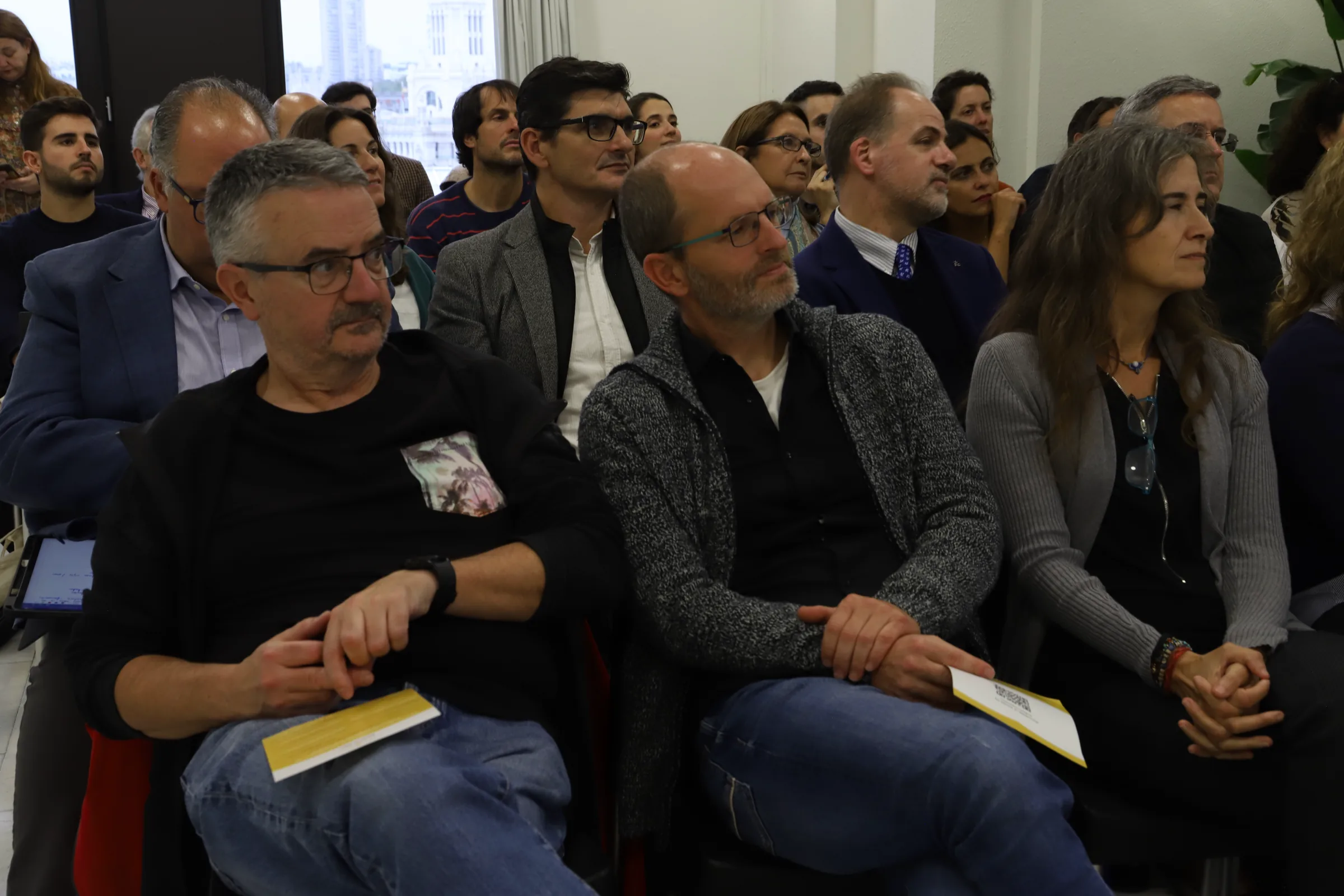 Público de la jornada con los programas de mano amarillos