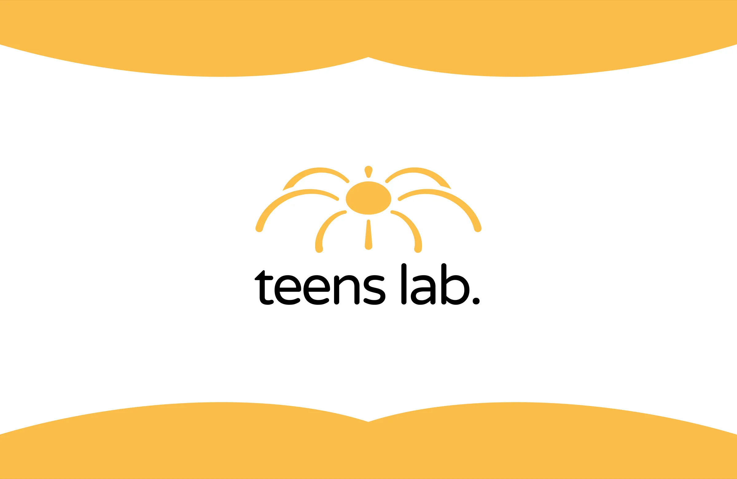 Logotipo de Teens Lab con el símbolo en amarillo y el nombre en negro sobre blanco, entre dos franjas onduladas amarillas