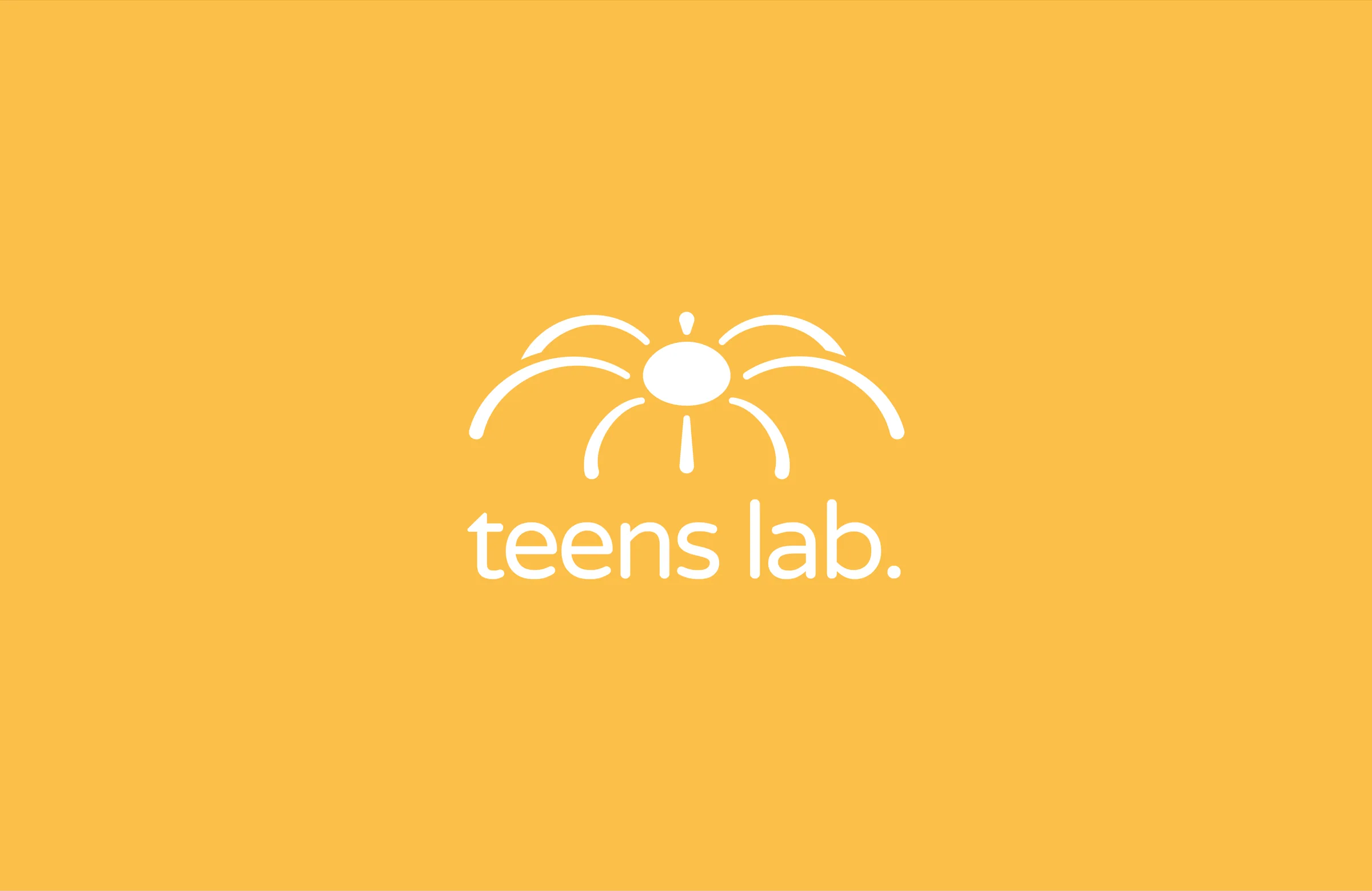 Logotipo de Teens Lab en blanco sobre fondo amarillo