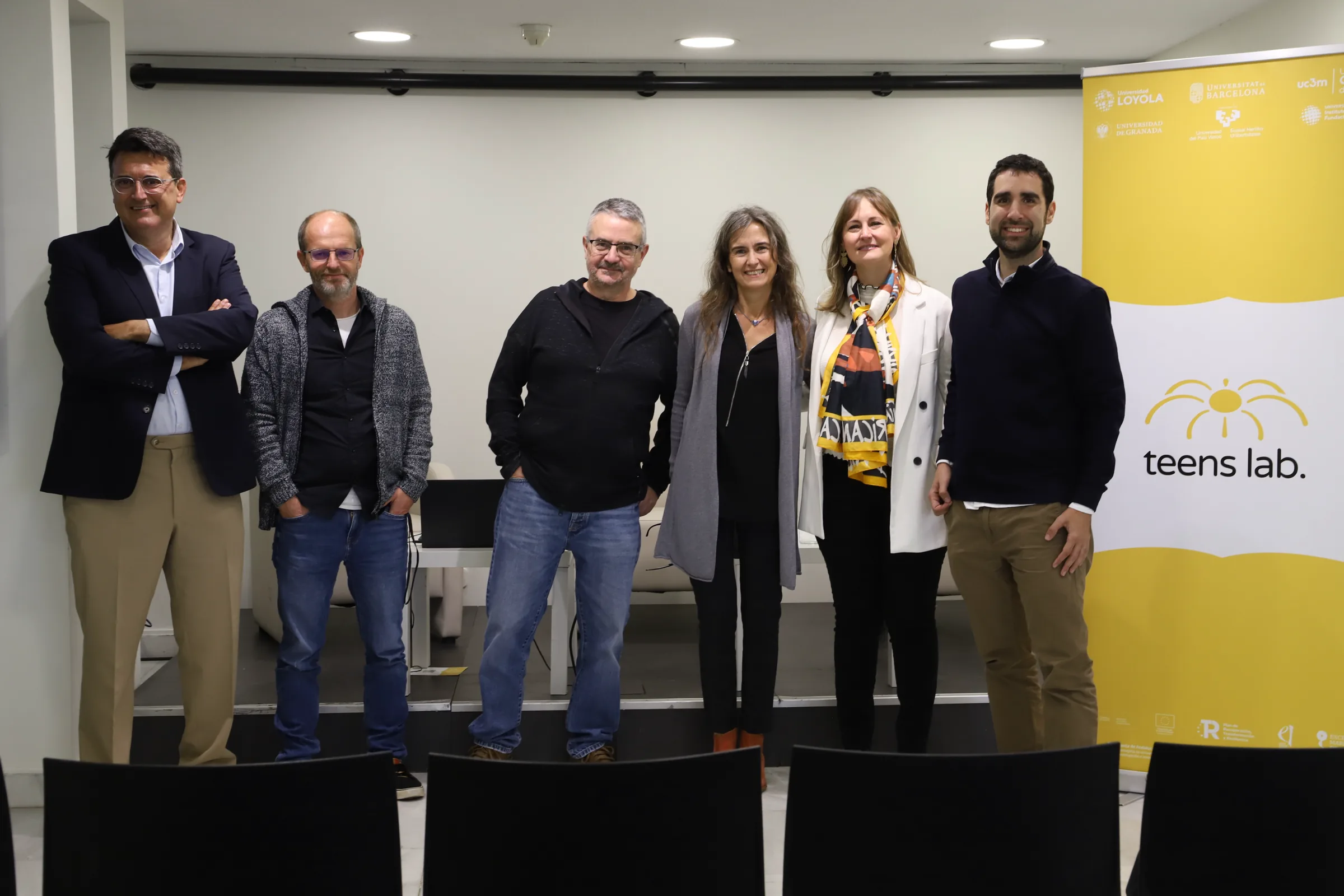 Equipo del proyecto junto al roll-up de Teens Lab